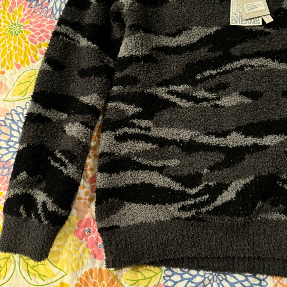NWT xs barefoot dreams camo top - Picture 3 of 3